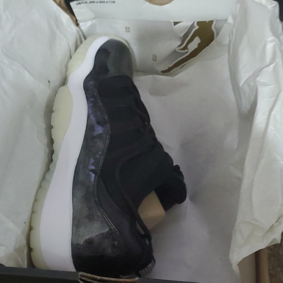 Air Jordan 11 Retro - Picture 3 of 11